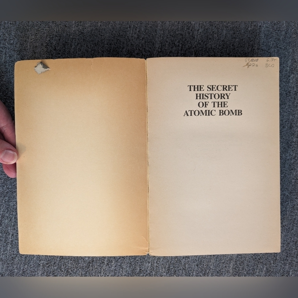 Brown & MacDonald, "The Secret History of the Atomic Bomb," 1977, 1st Ed… - Picture 4 of 5